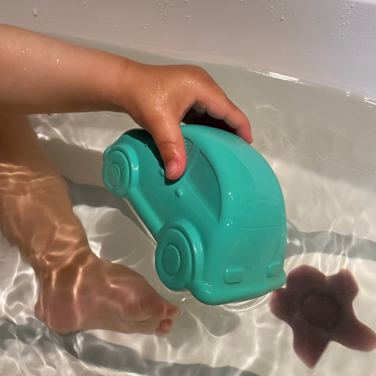 JOYIN 12 stuks gevulde paaseieren met rubberen eend en konijneneenden, heldere kleurrijke voorgevulde paaseieren voor kinderen, leuk badspeelgoed, mandvullers en feestartikelen
